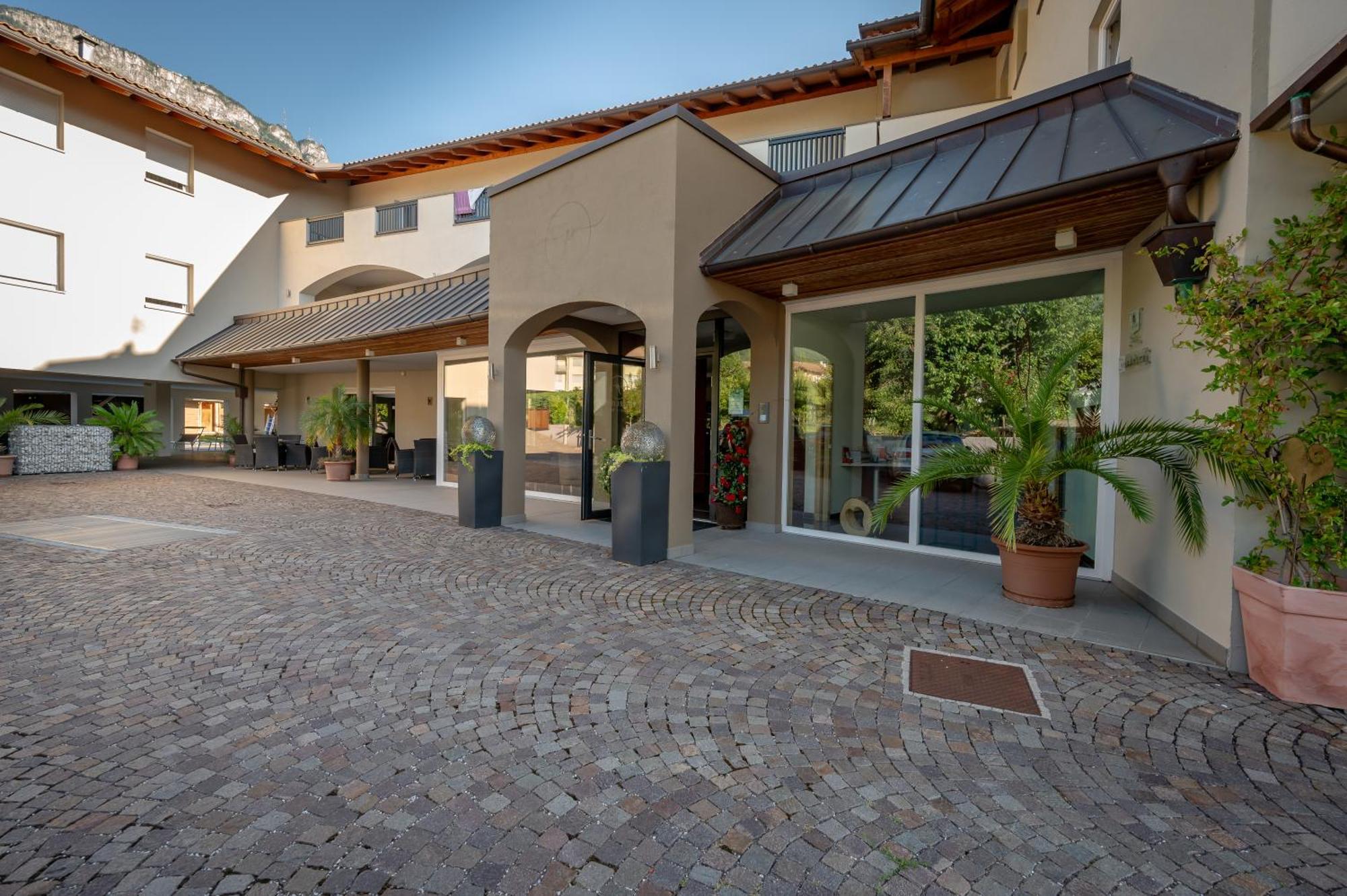 Garni Hotel Peterlinhof Kaltern Exterior foto